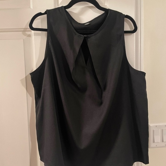 SHEIN Tops - SHEIN Black Keyhole Sleeveless Blouse